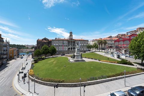 Located in Porto. 1 bedroom apartment with large areas, with a private floor area of 75 m2, located on the 3rd and last floor of a centennial building completely renovated and served by an elevator, in front of the Palácio da Bolsa, in Jardim do Infa...
