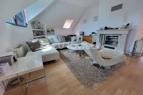 Varaždin, Banfica. A beautiful, luxuriously furnished apartment is for sale in a quiet part of the city, not far from the center. The apartment, with a total enclosed area of 147 m2, consists of a spacious living room, dining area, and kitchen, total...