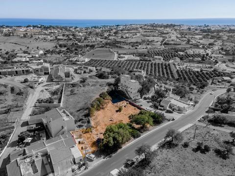Plot of land with about 1490 m2, located in one of the highest places in the city of Albufeira, in Patroves. The elite area of Patroves is known for its tranquility in the rural environment of the city and proximity to services and commerce, being cl...