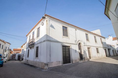 Traditional villa with two floors, an interior patio with barbecue, in good condition with immense potential to become something special. The house consists of ground floor with 2 large living rooms, and on the 1st floor there is a master bedroom wit...