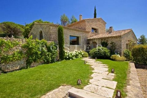 Nestled on a hillside in the heart of the Gordian garrigue, this little gem has been carefully designed inside and out. On the garden level, the main house features an entrance hall opening onto a living kitchen, a dining room and a beautiful lounge-...