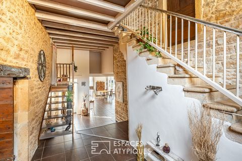 Located in the centre of the town of Ville sur Jarnioux, this magnificent golden stone house offers a privileged location. It has a living area of 277m2 on a plot of 540m2. The ground floor hosts the living rooms with an entrance hall with generous v...