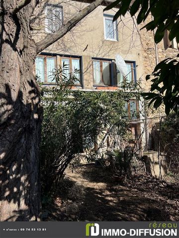 Mandate N°FRP158039 : Small village house on 3 levels with adjoining garden of approx. 55 m² and non-adjoining but close to approx. 86 m². Semi-detached on one side, it consists of a ground floor kitchen, living room, bathroom/wc , we go down and we ...