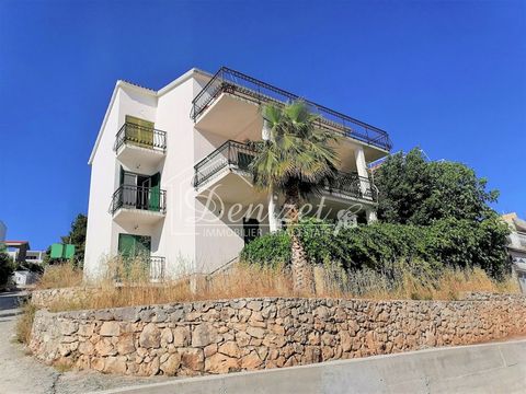 This typical Dalmatian apartment house had its days after 30 years of use and is now waiting to be brought back to life. With 170 m2 of living space and 100 m2 of balconies/terraces, spread over three floors, it is in a desirable location on the sout...