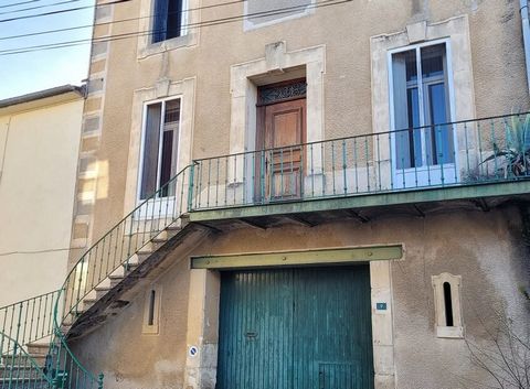 Village with all shops (grocery, bakery, post office, news agent, pizzeria), 2 bar/restaurants, 20 minutes from Beziers, 25 minutes from the beach and 10 minutes from the Orb river. Beautiful winegrower home in good condition with 165 m2 of living sp...