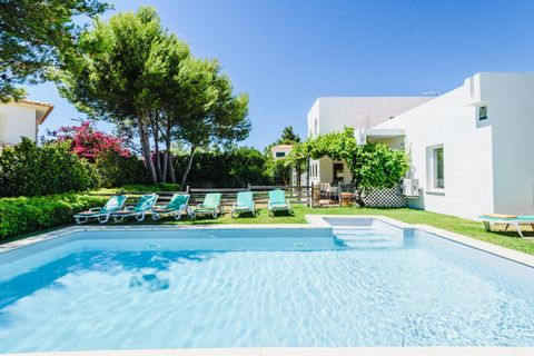 This is a stylish and contemporary 5 bedroom villa located in Quinta da Balaia. With terracota tiles throughout and plenty of south facaing windows, the villa reminesces an Ibiza feeling. To the left of the entrance there is a small storage room and ...