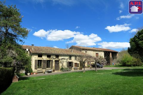 Beautiful property with superb Pyrenees views, 5 minutes from Mirepoix, not overlooked, on wooded land of more than 1.7ha with well, approximately 224 m² of living space including on the ground floor Entrance hall, large dining kitchen of 41 m², livi...
