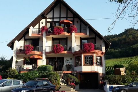 Appartement spacieux pour 2 personnes situé directement sur la Moselle avec 2 balcons pour des vacances mosellanes détendues et reposantes. Des chambres doubles ou simples avec douche/WC et balcon peuvent être réservées sur demande.
