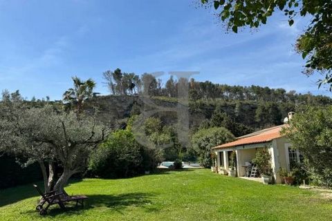 Traditional house with swimming pool and tennis court for sale in Barbentane Virtual tour available on our website. In a quiet, residential area at the foot of the Montagnette, we invite you to discover this Property, set in around 4000 sqm of land w...