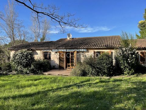 The house is composed of: An entrance hall with toilets. The fitted kitchen (15 m2), access to the pantry, living room and entrance hall, window above the sink. The pantry/laundry room (20 m2) with its door leading into the garden to the south. A spa...