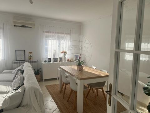 Description 2 bedroom RC apartment for sale in San Francisco, Alcochete with excellent sun exposure. With excellent areas in all rooms directed to an entrance hall that facilitates circulation inside the recently refurbished apartment with central he...