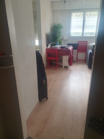 Paris 14th - Studio for rent - 36m² Carrez. Located near the Charlety stadium and Cité Universitaire (RER B), on the third floor with elevator. It includes an entrance, a large living room with large windows and electric blinds, a bedroom, a bathroom...
