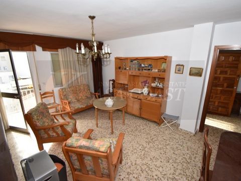 This 3-bedroom apartment, located just 500 metres from the beach in the centre of Fuengirola, is an exceptional investment opportunity. Although it needs renovation, its location is unbeatable, next to the Fuengirola Town Hall and just a 3-minute wal...