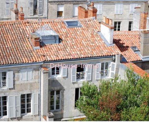 Coup de coeur assuré pour cet appartement de 65 (55m2) loi carrez) au 2eme et dernier étage d'une maison ancienne située dans le quartier historique privilégié de La Rochelle. Il est composé d' une entrée, pièce de vie avec cheminée fonctionnelle, cu...