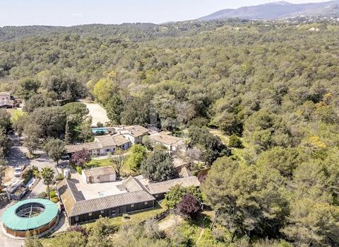Discover this superb equestrian property for sale, offering tranquillity on one hectare of land, ideally located close to amenities. With two main residences, including an elegant 250 m2 stone villa and a charming 100 m2 annexe villa, this property o...