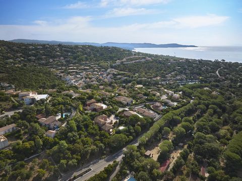 Ideally located in the heart of a peaceful residential area, just a few minutes drive from the center, this Provencal villa offers a surface area of 222 m2. Built in 1977, this property has been renovated in the early 2000's, giving it charm while pr...