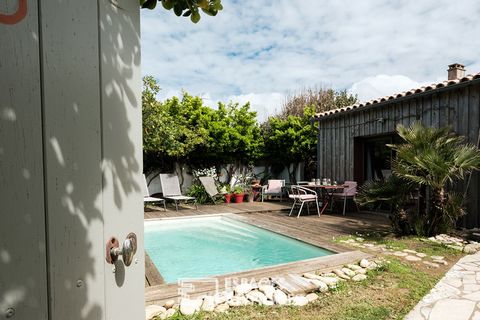 Located in the authentic village of Sainte-Marie-de-Ré on the La Noue side, this charming property has three separate houses with two independent entrances. The first house, the main one, of about 100m2 offers a spacious and warm living room thanks t...