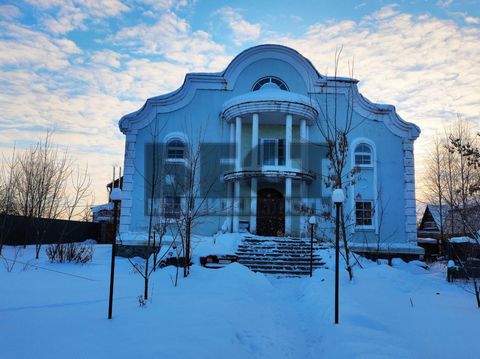 Продается дом в 17 км. от Москвы в дер. Шемякино. Строился на большую семью. Удобный подьезд к дому, есть место для парковки автомобилей.Все обсуждается по телефону.