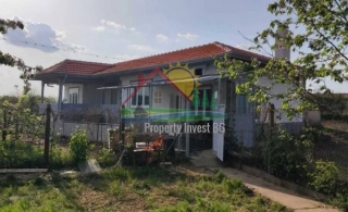 Price: €22.000,00 District: Silistra Category: House Area: 100 sq.m. Plot Size: 400 sq.m. Bedrooms: 4 Bathrooms: 2 Location: Countryside For sale is a house of 100 sq.m. built-up area, a solid brick farm building of 60 sq.m. and a second building of ...