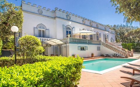 Villa te koop op een steenworp afstand van de baai van Quercetano Toscane Italië. ​​​​​​ Elegante luxe villa te koop in Castiglioncello, omgeven door een prachtig park van ongeveer 4500 m², versierd door de aanwezigheid van meer dan 70 palmbomen, afg...
