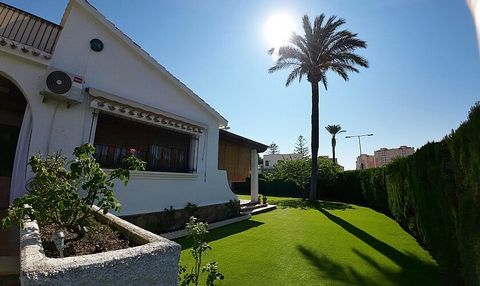 Individuele villa met 5 slaapkamers in Campoamor. Individueel chalet met 5 slaapkamers en 2 badkamers, airconditioning en plafondventilatoren. Geniet van 3 terrassen: winter-, zomer- en dakterras. Het huis heeft een binnengarage, een overdekte garage...