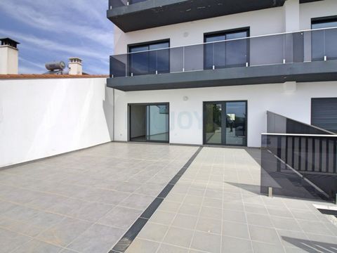 Beautiful building completely refurbished in São Brás de Alportel, with private garage. The flat is distributed on the ground floor an open concept living room, with large windows having good lighting throughout the day and being well ventilated. Ful...