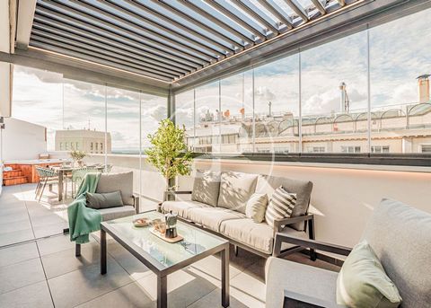 Appartement meublée de 72 m2 avec terrasse de 40m2 et vues dans la région de Sol, Madrid.La propriété dispose de 2 chambres, 2 salles de bain, climatisation, armoires intégrées, balcon, chauffage et concierge. Ref. VM2404048 Features: - Lift - Furnis...