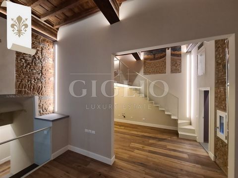 Ref.675AJ - Wspaniały czteropokojowy apartament o powierzchni 135 m² położony w urokliwej dzielnicy Santo Spirito, kilka kroków od Palazzo Pitti i Ponte Vecchio. Nieruchomość posiada 2 sypialnie, 2 łazienki, salon oraz przestronną kuchnię z przeszklo...