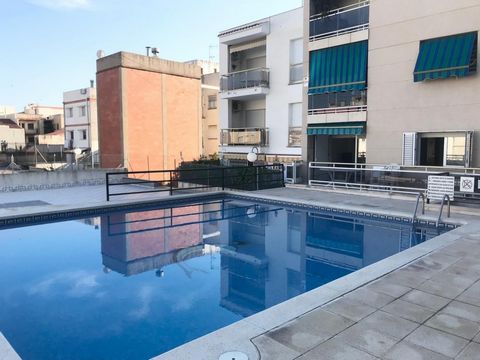 Apartment with 3 bedrooms, 2 bathrooms, large living room with access to the terrace that in turn communicates with the communal pool. Separate kitchen, laundry room. Aluminum exterior carpentry. Lift. Excellent location in one of the best streets of...