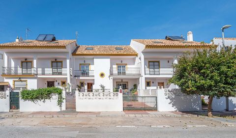Welcome to this magnificent townhouse situated in the heart of San Pedro de Alcántara, in the prestigious Tiro de Pichón urbanisation. Built on three levels and a habitable basement of 110 square metres with endless possibilities, this house is a rea...
