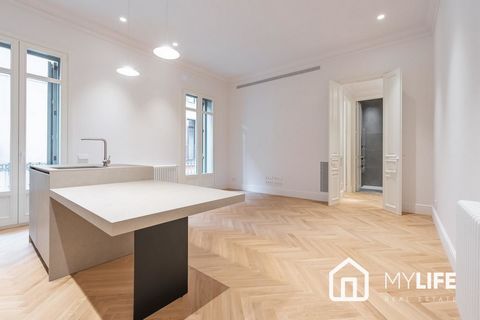 MYLIFE Real Estate presenterar denna fantastiska helt nya, helrenoverade fastighet till salu belägen i ett av de bästa områdena i staden, Gòtic, på Ramblan i Barcelona. egendomsbeskrivning Huset ligger på första våningen i en totalrenoverad byggnad m...