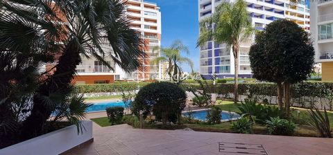 This property is leased on a one-year contract, renewable or not. An excellent 3 bedroom apartment for sale with an area of 150m2, with simple and modern lines in one of the best luxury gated communities in Portimão. With a construction that privileg...