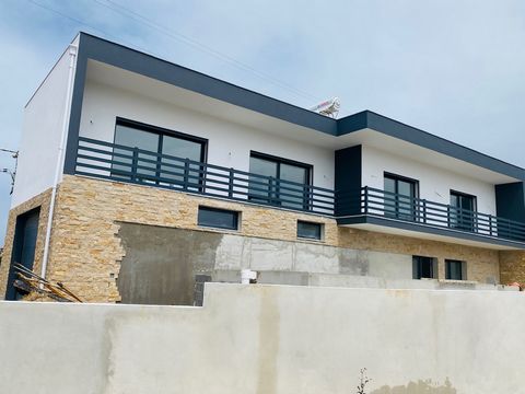 In Construction - 6 bedroom modern villa with garage very close to the ocean - Sao Martinho do Porto. The house is under construction and the works are expected to be completed by the end of 2023. Located in a pleasant area, surrounded by beautiful c...