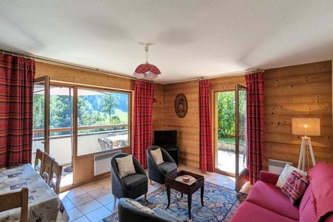 Ce charmant appartement de 52 m², situé au rez-de-chaussée d'une résidence de la Vallée des Confins à La Clusaz, offre un séjour confortable pour jusqu'à 6 personnes. L'appartement comprend deux chambres : une avec un lit double et l'autre avec deux ...