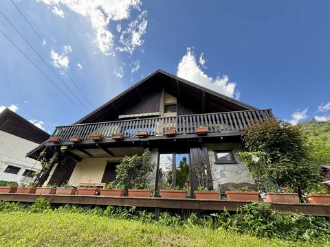 Only a few minutes by gondola from the resort of Les 2 Alpes, beautiful chalet of 160m2 on a plot of 1100 m2 overlooking the village of Venosc with panoramic views of the Vénéon valley Original and atypical, this chalet consists of two separate landi...