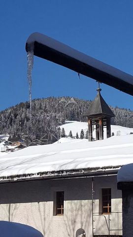 Michaël Zingraf Real Estate Megève biedt u deze bouwkavel aan, die kan worden opgedeeld in twee percelen. Op de ene staat al een chalet van 158 m2 dat niet kan worden aangepast, terwijl de andere voldoende ruimte heeft om een tweede chalet te bouwen ...