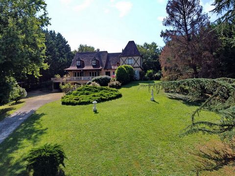 A l'entrée de Belvès, cette magnifique périgourdine de 270 m2 environ, sur 3 niveaux, domine un terrain arborée de 4000 m2 environ offrant une très belle vue sur le paysage. Au rez de jardin, le logement principal, entouré de vastes terrasses carrelé...