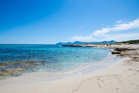 A 2 minutos andando de la playa de arena en Can Picafort, esta casa moderna ofrece un segundo hogar para 6 personas. Can Picafort, en el norte de Mallorca, es un lugar ideal para vacaciones en familia. En el pueblo hay muchos restaurantes, supermerca...