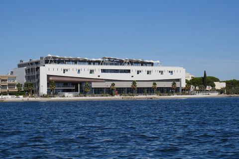 Deze charmante studio met airconditioning is ideaal gelegen op slechts korte afstand van het stadscentrum en de beroemde thermale inrichting, waardoor het ideaal is voor mensen die op zoek zijn naar zowel ontspanning als gemak. De studio biedt een ge...