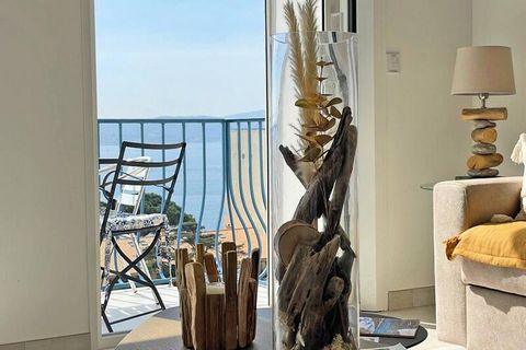 Questo appartamento di 3 locali splendidamente ristrutturato è un rifugio ideale per un massimo di cinque persone, offrendo comfort moderni e splendide viste sul Golfo di Saint Tropez. Situato al 4° piano con ascensore, dispone di camere da letto cli...