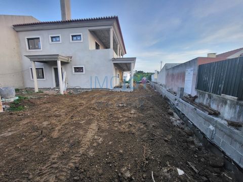 Moradia T4 em fase de construção, com jardim e piscina, de arquitetura contemporânea, localizada na Abrunheira, em Sintra. A apenas dez minutos de carro do Cascais Shopping, cinco minutos da escola internacional Tasis e do supermercado SuperCor da Be...