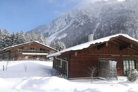 Machen sie es zu Ihrem Refugium! Außen rustikale Almhütte, empfängt Sie innen zeitlose Eleganz mit traditionellen Elementen. Schlafzimmer mit hochwertigen Boxspringbetten für besten Schlafkomfort. Eine kleine Sitzecke schafft Rückzugsraum. Dazu das g...