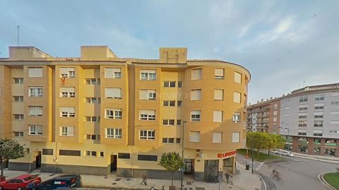 Aprovecha la oportunidad de conseguir este amplio piso de 3 habitaciones con ascensor en la calle Pablo Ruiz Picasso. Tanto para tu proyecto familiar como si has decidido invertir, su relación calidad-precio, hacen que adquirirlo se convierta en una ...