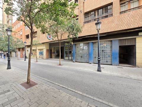 Einzigartige Gelegenheit: Gewerbepassage im Herzen von Albacete Wir präsentieren diese 1.075 m² große Geschäftspassage, die strategisch günstig zwischen zwei Hauptstraßen von Albacete gelegen ist und einen bequemen Zugang und Sichtbarkeit von beiden ...