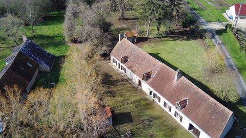 Het is in een klein gehucht in de gemeente AIZE (noord 36) dat deze zeer grote 30 m lange te restaureren boerderij zich bevindt. De woonoppervlakte is 152 m2 plus de in te richten zolder (mogelijkheid om 2 woningen te maken). Er is een aangebouwde ga...