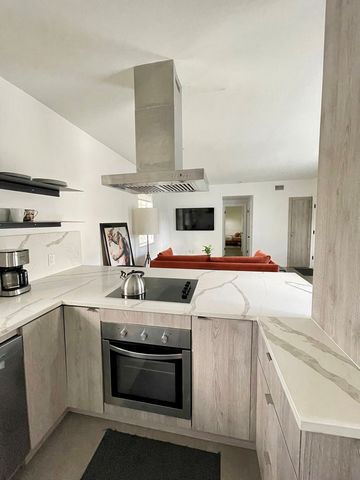 Una hermosa unidad de esquina espaciosa totalmente renovada. Cocina nueva con electrodomésticos de cuarzo e inoxidable. Nuevos suelos porcelánicos 24x48. Baño nuevo con paredes de azulejos y puertas de vidrio. Nueva unidad de aire acondicionado y lav...