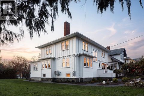 Willkommen in einem architektonischen Meisterwerk, das im Herzen des prestigeträchtigen Viertels South Oak Bay neu konzipiert und sorgfältig restauriert wurde. Dieses atemberaubende Haus von Sam Maclure wurde komplett renoviert und verbindet zeitlose...