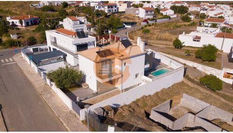 Exceptional luxury house with 4 suites and swimming pool for sale in Monte Francisco, Castro Marim, Algarve. With modern and quality finishes. Fully furnished and equipped with top-of-the-line furniture and equipment. Practically unused, this propert...