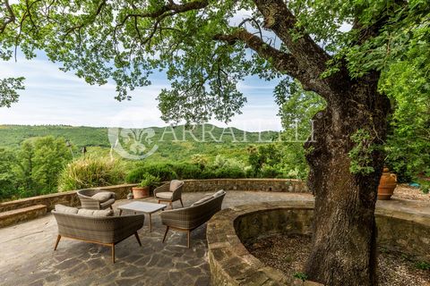 Das Bauernhaus befindet sich im Herzen der Toskana, mit Blick auf das Roccalbegna-Tal und die Maremma-Landschaft, es liegt am Rande eines wunderschönen Tals, das sich zu einer weiten Landschaft mit einem sanften und wilden, unberührten Panorama öffne...