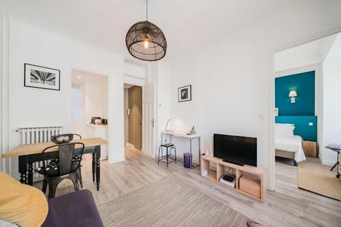 Cet appartement magnifiquement rénové est parfaitement situé au cœur de Cannes, à quelques pas de la très animée rue d'Antibes. Son emplacement privilégié vous permet d'accéder facilement aux meilleures attractions de la ville, avec la Croisette et s...